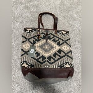 Myra tote bag with tags
